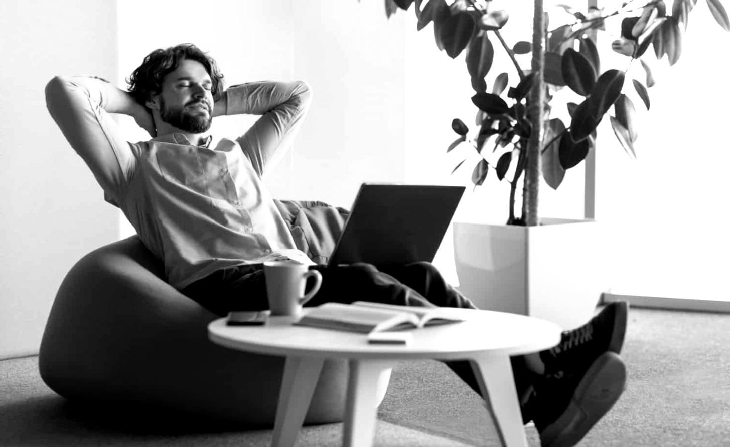 Учасники програми працюють над проєктами у сучасній студії