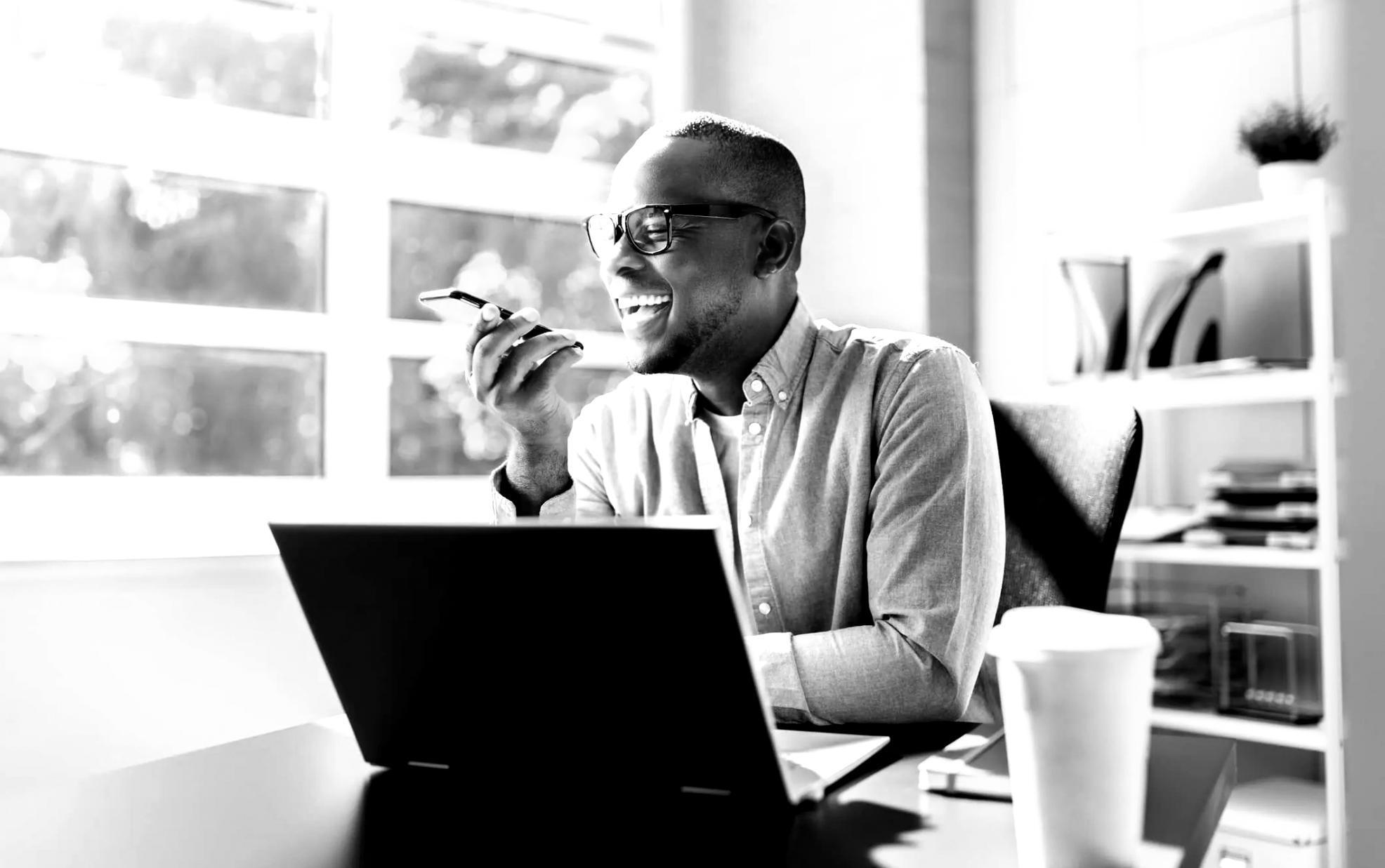 Робочий простір з ескізами та макетами дизайн-проєктів