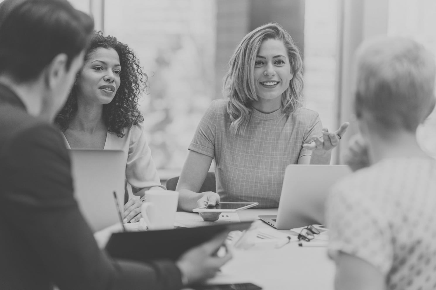 Робочий процес дизайнера з ескізами та кольоровими палітрами